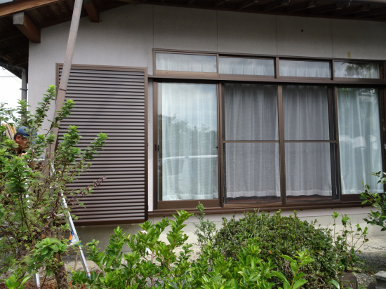 阿波屋商店の台風対策に　雨戸施工施工事例写真1