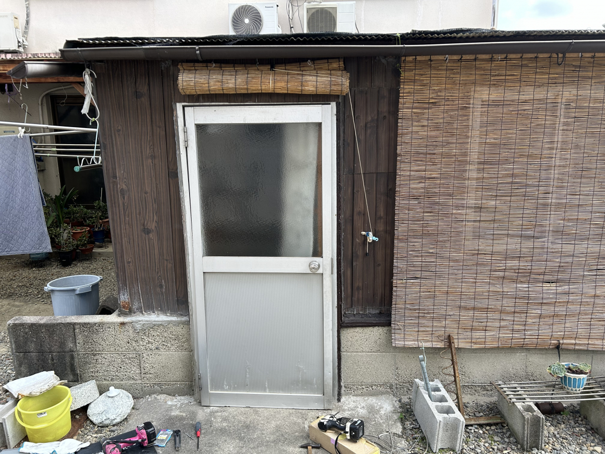 石鎚住器の勝手口ドアの施工前の写真1