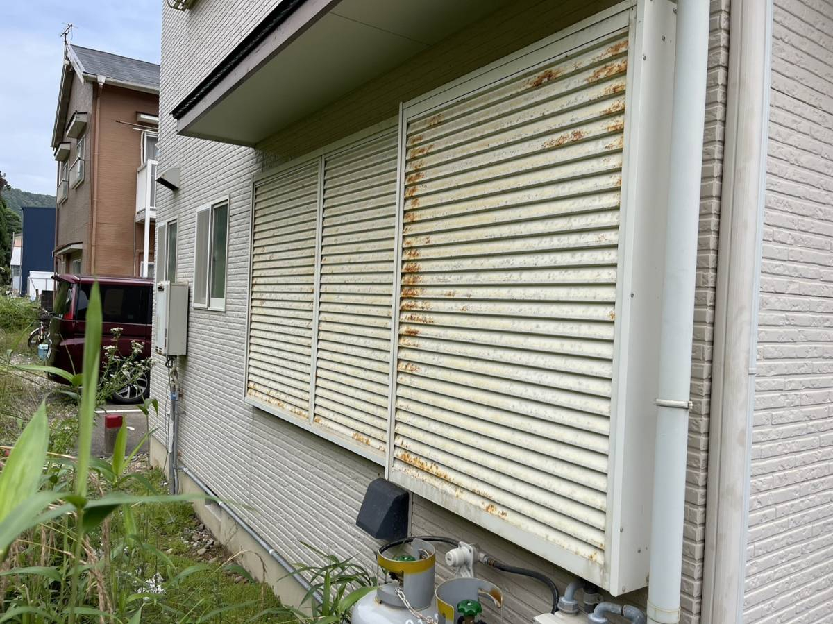 山本サッシ店 東紀州の雨季によく有る工事です‼︎〜鏡板と雨戸を新調‼️の施工前の写真1