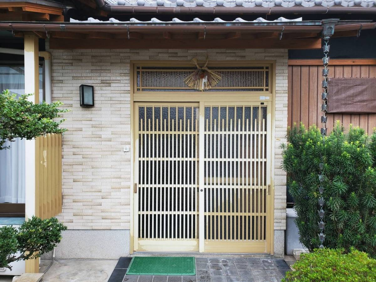 山本サッシ店 東紀州のお家の顔を取り替えました‼︎【西川建築様現場】の施工前の写真1