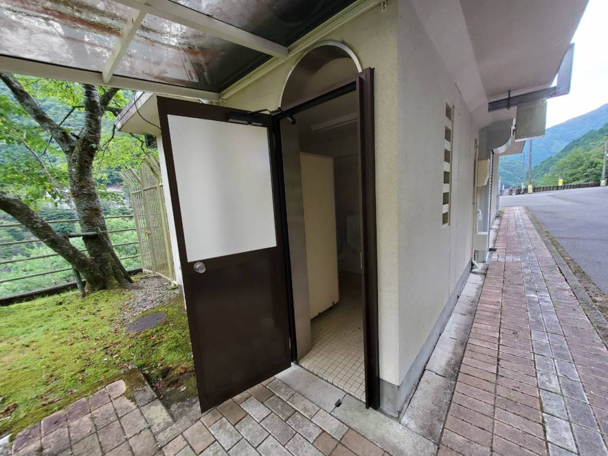 山本サッシ店 東紀州のトイレに枯葉が入らない様に対処🚪【上村組様 現場】の施工後の写真1