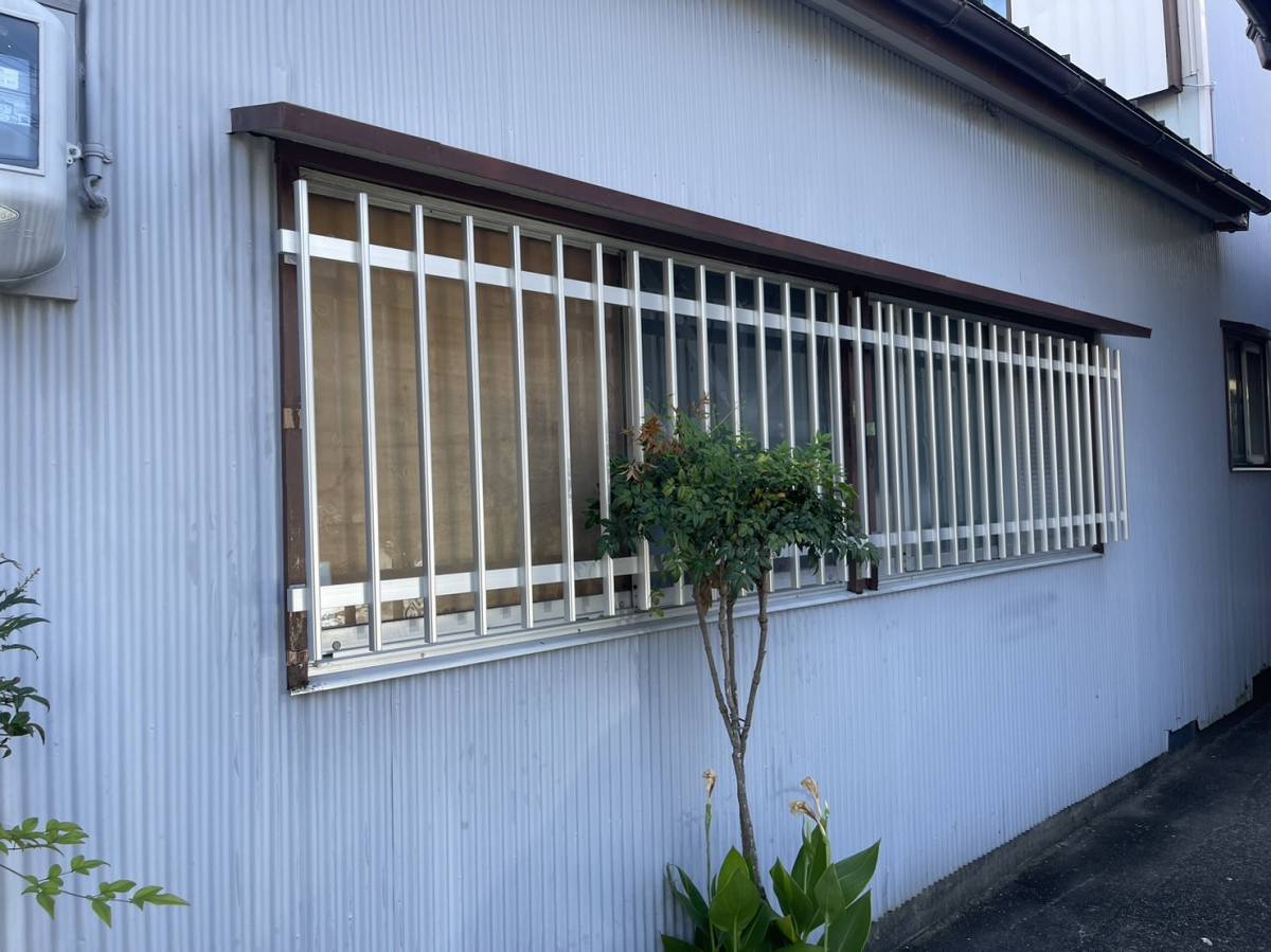 山本サッシ店 東紀州の台風対策🌀“窓に面格子”取り付けました‼︎ 【あおいホーム様現場】の施工後の写真1