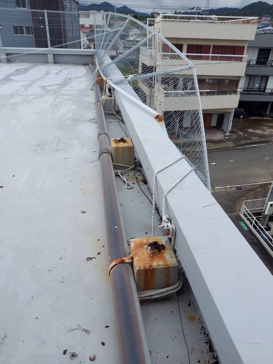 山本サッシ店 東紀州の台風の爪痕修繕シリーズ‼︎フェンス工事　《㈲岡﨑建築様現場》の施工前の写真1