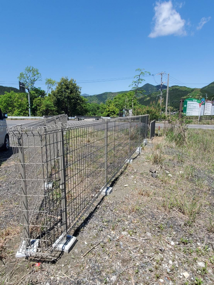 山本サッシ店 東紀州の敷地の境界を判り易くする為に‼️の施工後の写真2