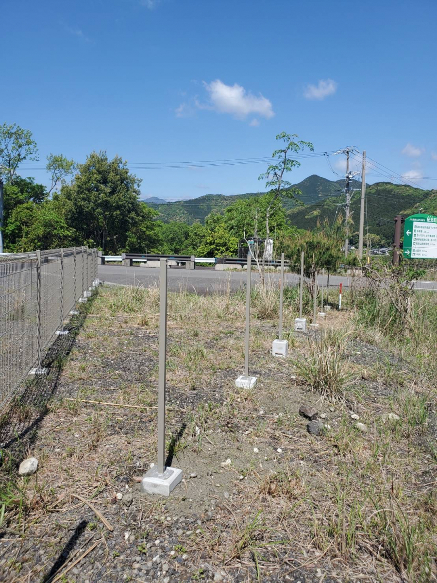 山本サッシ店 東紀州の敷地の境界を判り易くする為に‼️の施工前の写真1