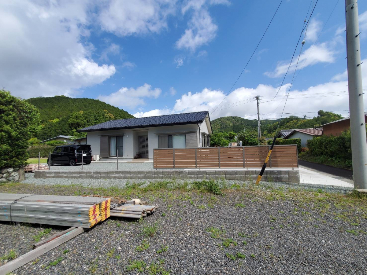 山本サッシ店 東紀州のお家を囲う“フェンス”を施工しました‼️ 《仲村建築様現場》の施工前の写真1