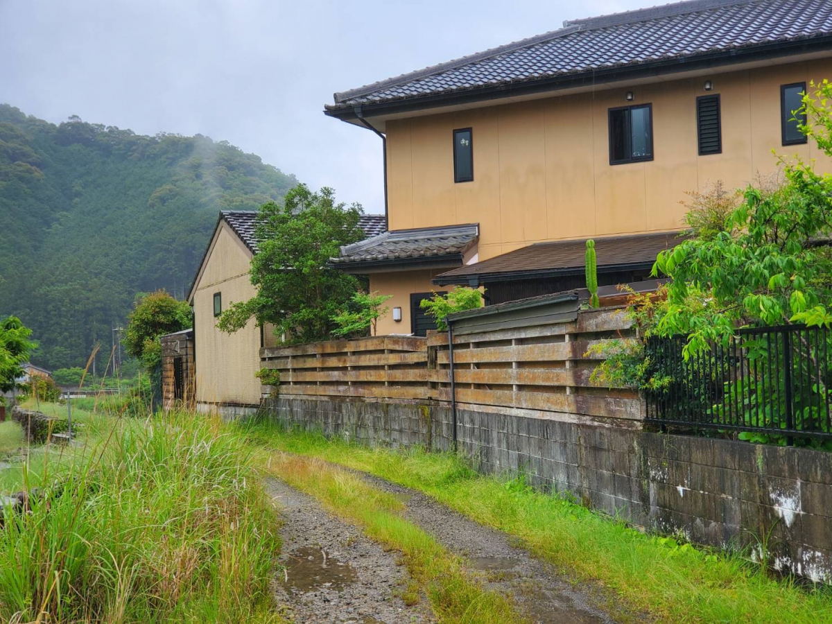 山本サッシ店 東紀州の木の塀を“アルミフェンス”に交換しました‼️  《塩谷組様現場》の施工前の写真2