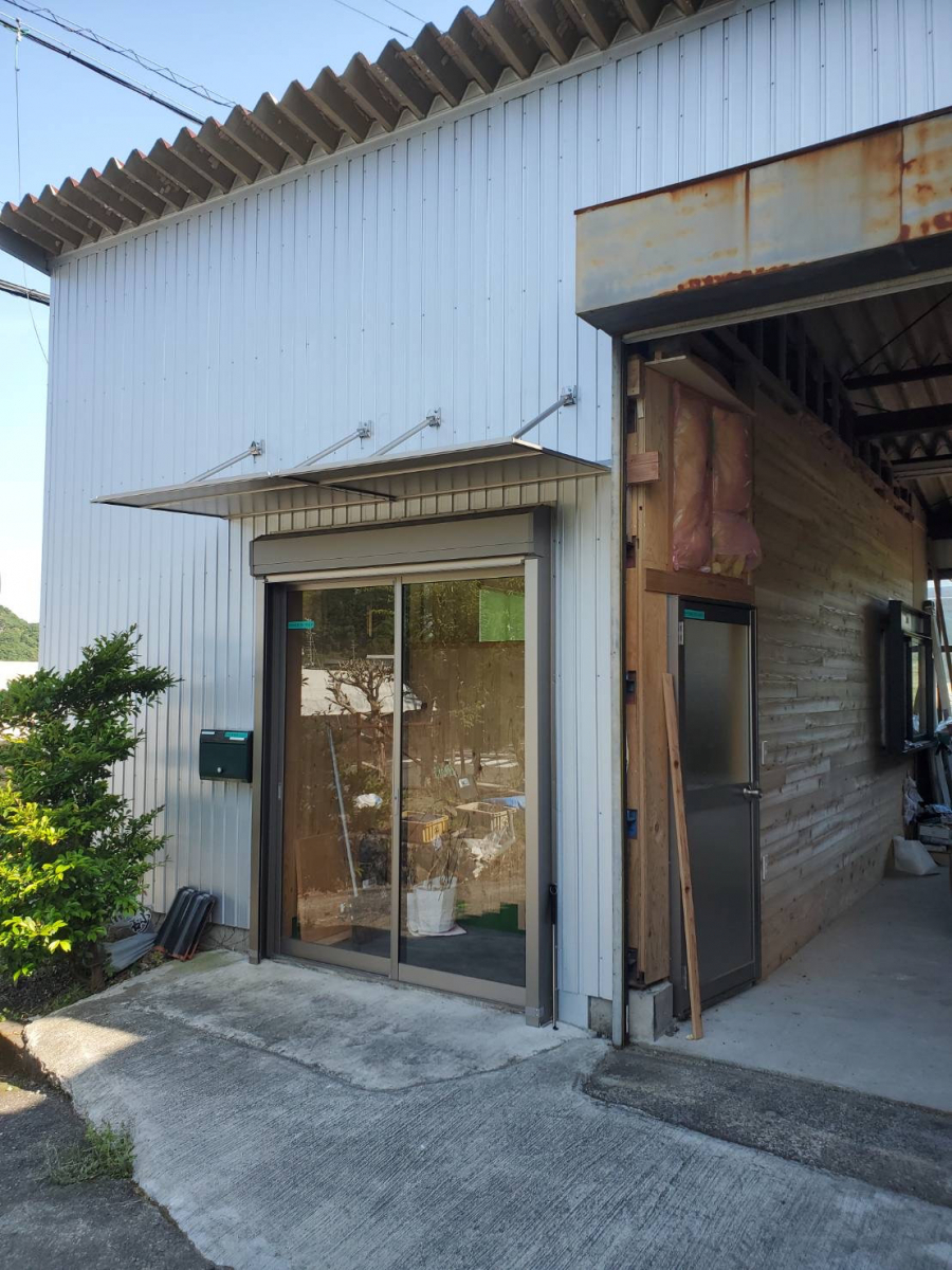 山本サッシ店 東紀州の店舗の防犯の為に“後付シャッター”を‼️ 《仲村建築様現場》の施工後の写真1