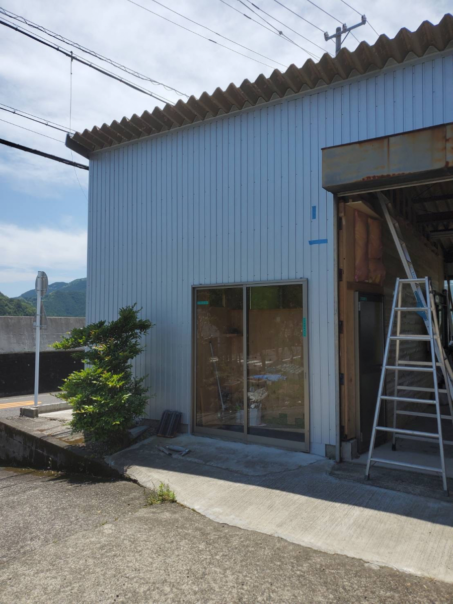 山本サッシ店 東紀州の店舗の防犯の為に“後付シャッター”を‼️ 《仲村建築様現場》の施工前の写真1