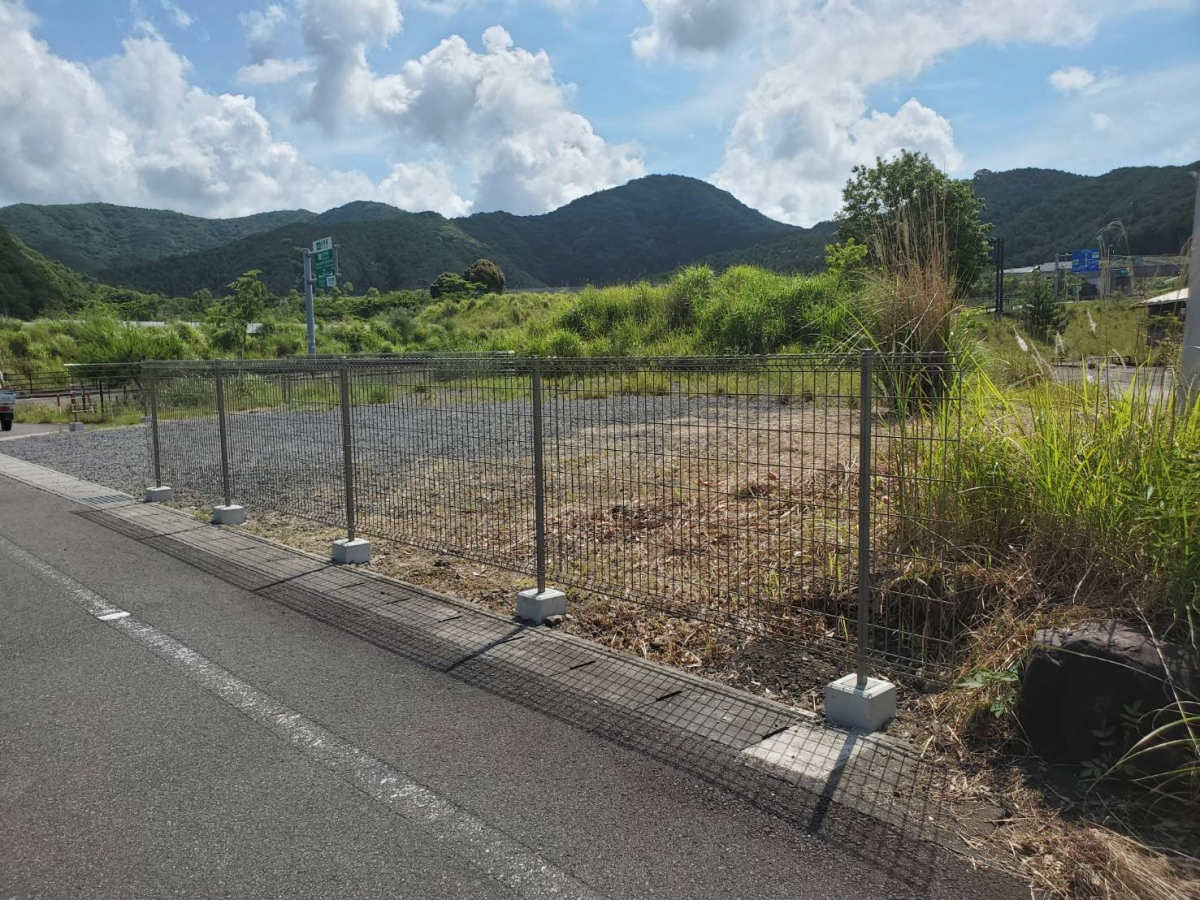 山本サッシ店 東紀州の敷地の境界を判りやすく‼︎ フェンス工事の施工後の写真1