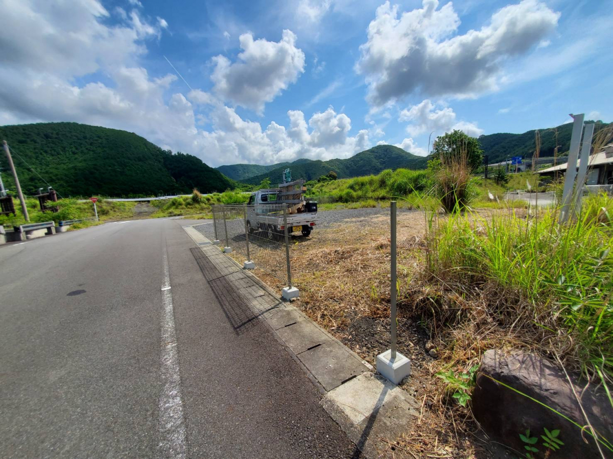 山本サッシ店 東紀州の敷地の境界を判りやすく‼︎ フェンス工事の施工前の写真2