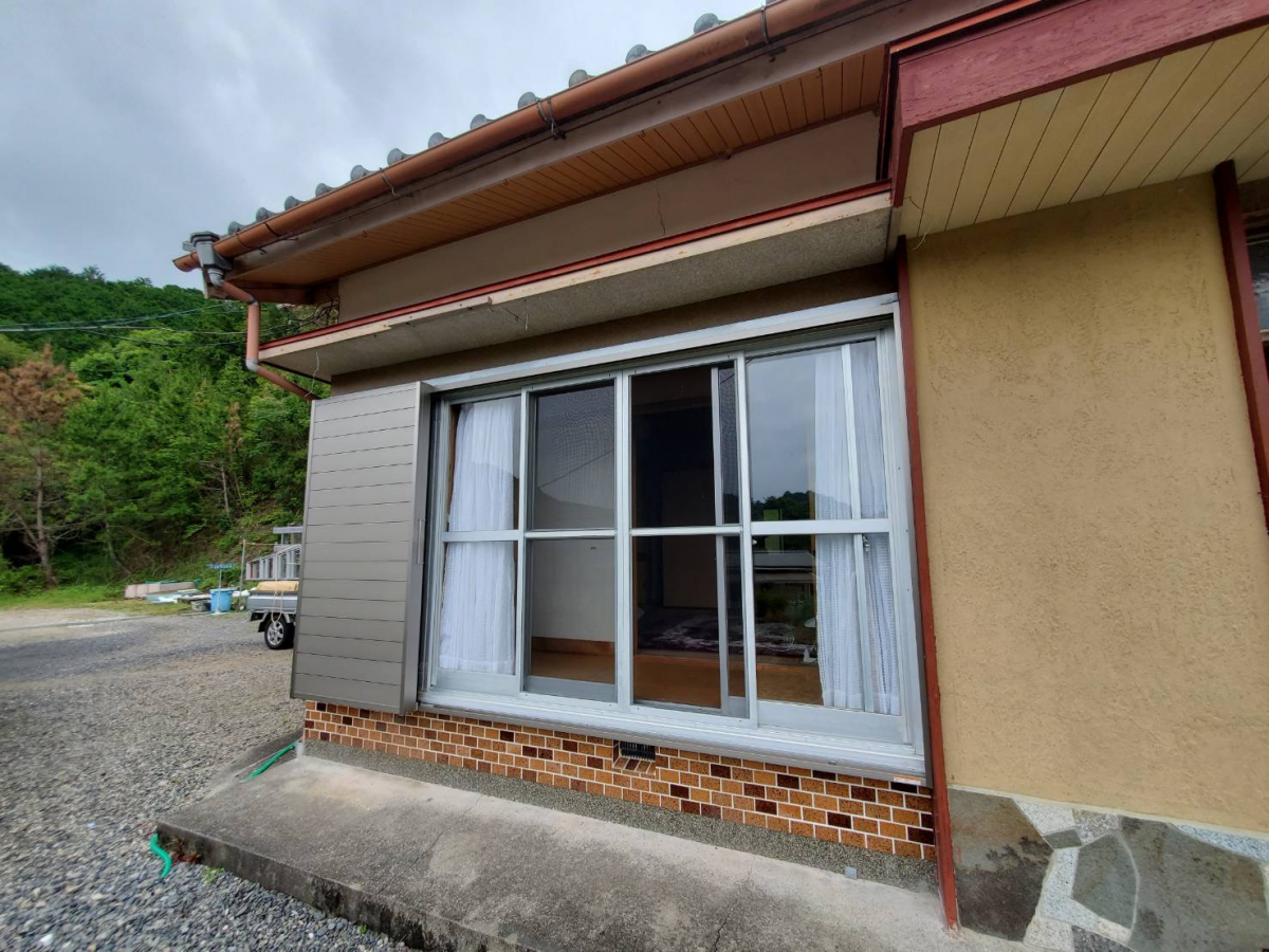 山本サッシ店 東紀州の雨戸の交換工事です‼️ 《出口建築様現場》の施工後の写真1