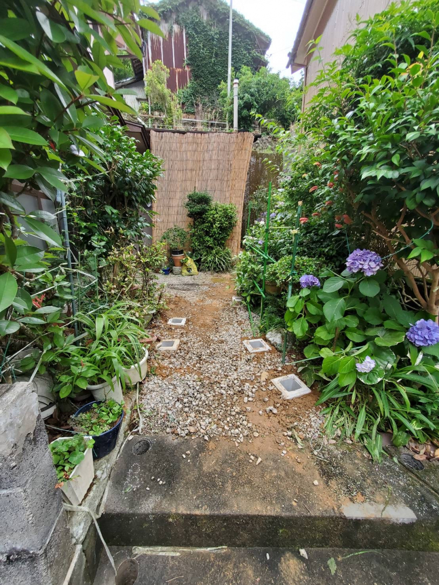 山本サッシ店 東紀州の通路に色々思案して、安全確保‼️ 《山本建築様現場》の施工前の写真1