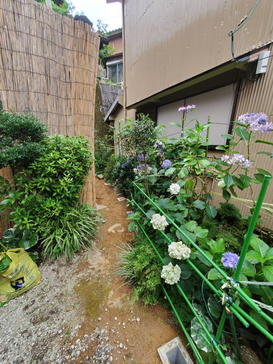 山本サッシ店 東紀州の通路に色々思案して、安全確保‼️ 《山本建築様現場》の施工前の写真2