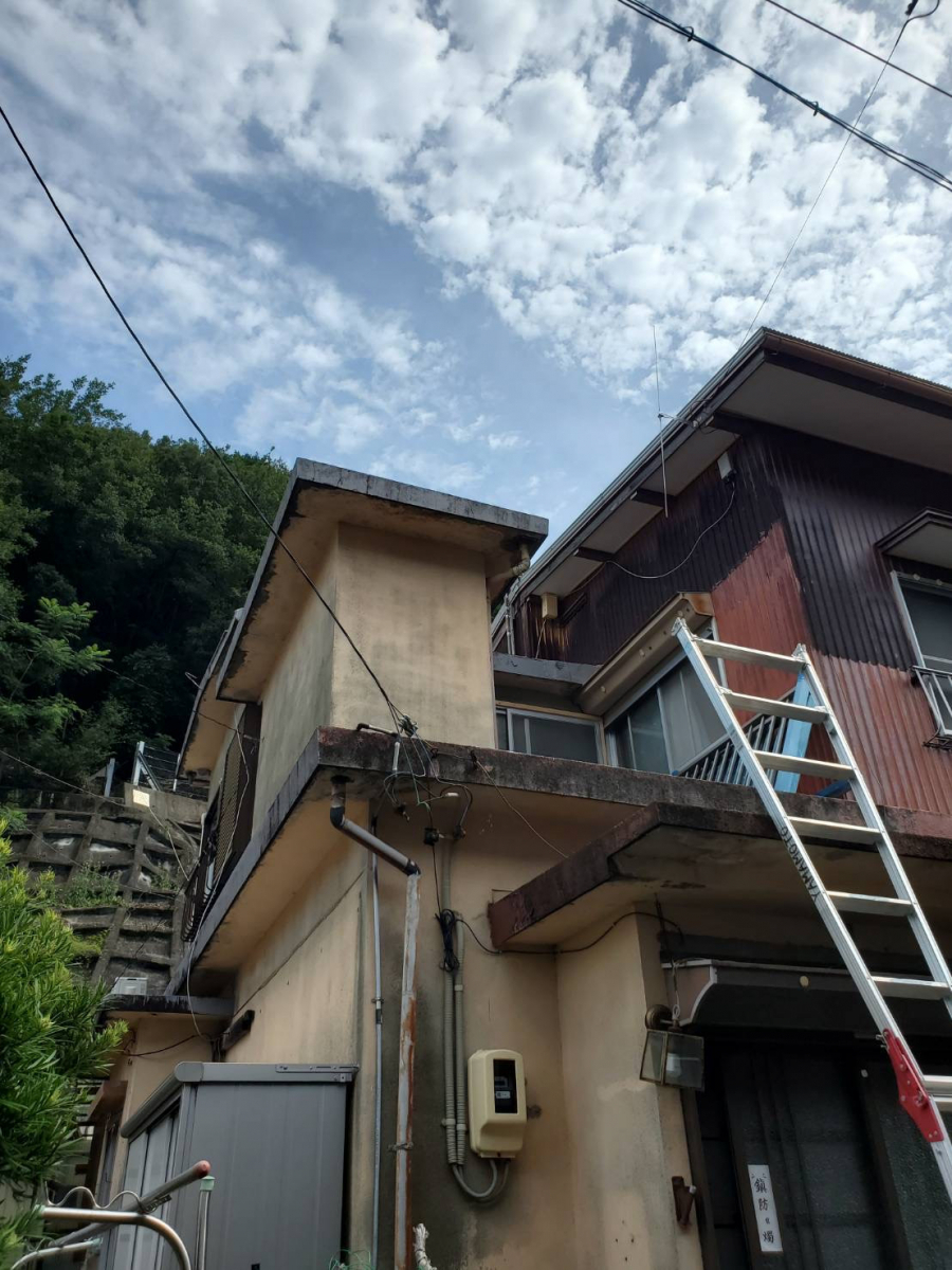 山本サッシ店 東紀州のスチールの手摺をアルミに交換しました‼︎ 《中谷建築様現場》の施工前の写真1