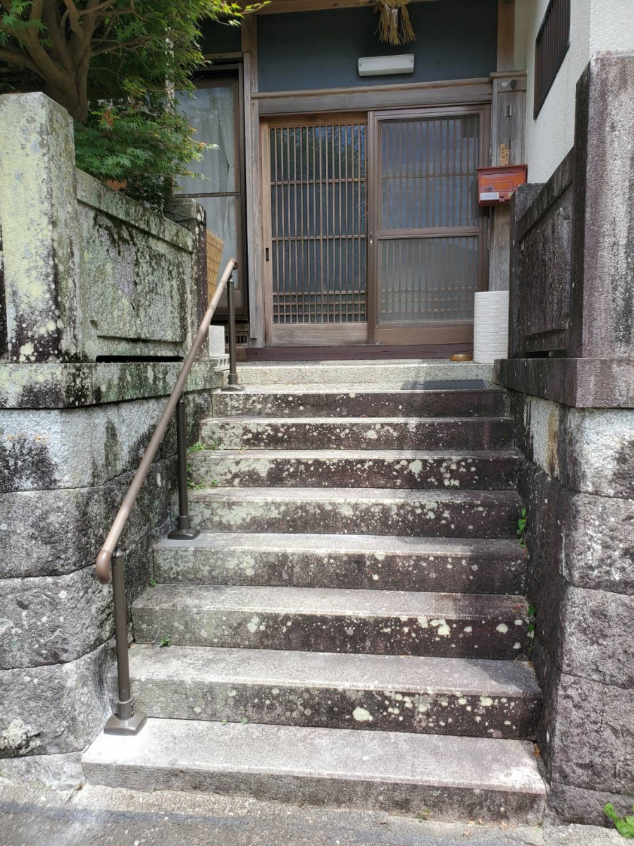 山本サッシ店 東紀州の石垣の階段‥階段💦危ないんですよね😥 《山本建築様現場》の施工後の写真1