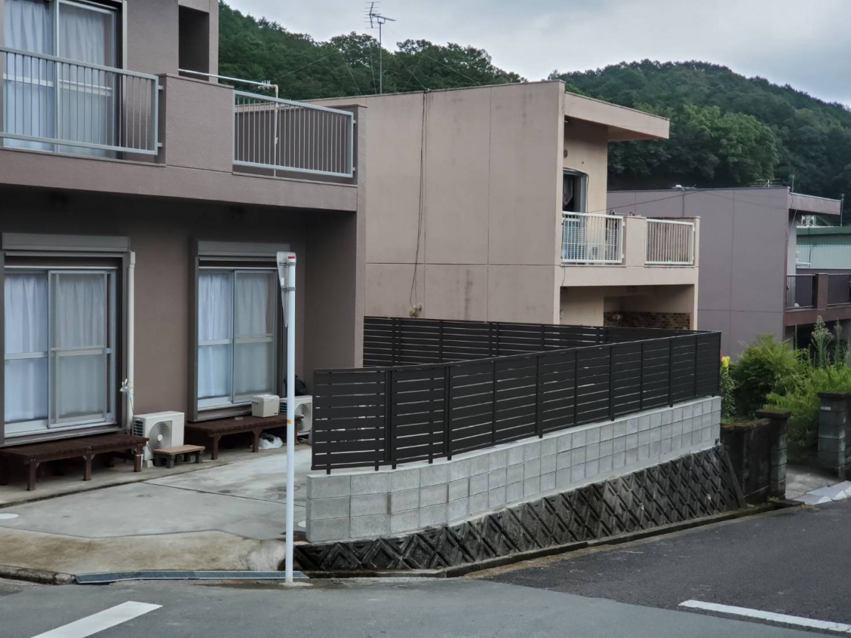 山本サッシ店 東紀州のフェンスで目隠し‼️ 《山口技建様 現場》の施工前の写真1