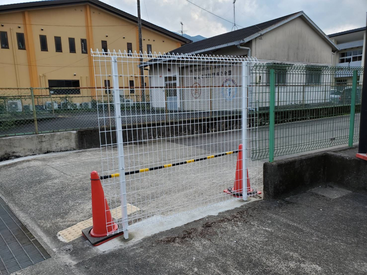 山本サッシ店 東紀州の背の高いフェンスを取り付けました‼️ 《大末建設様 現場》の施工後の写真2