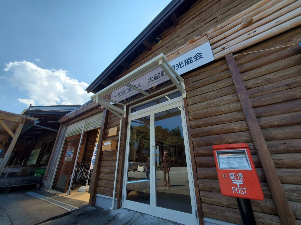 山本サッシ店 東紀州のフロアーヒンジドアから‥丁番ドアに取り替えました‼️ 《奥川板金様 現場》の施工後の写真2