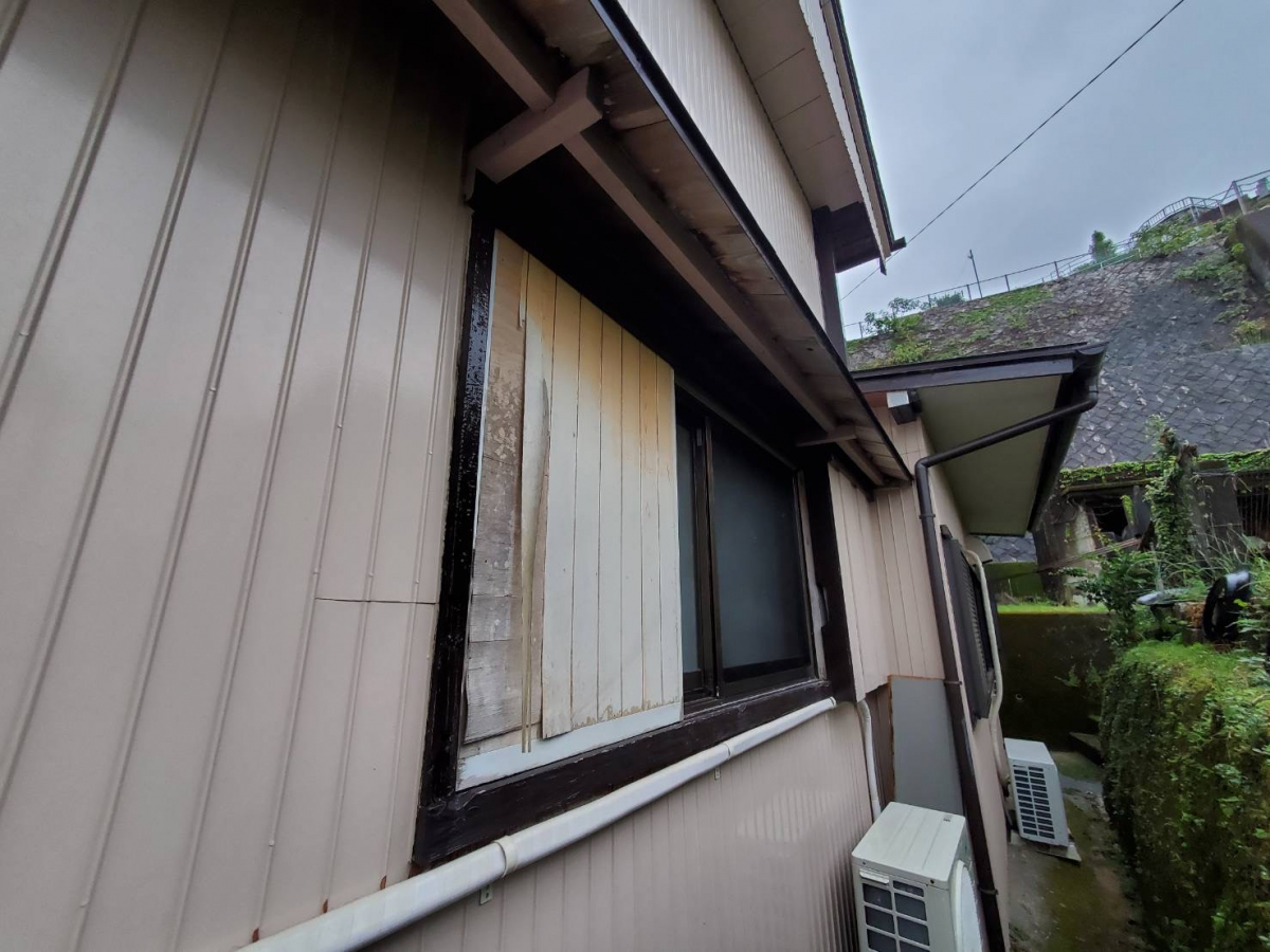 山本サッシ店 東紀州の木製雨戸を強い雨戸に交換しました‼️の施工前の写真1