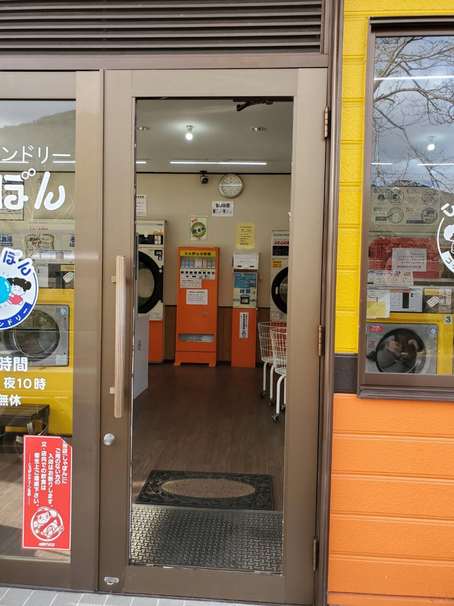 山本サッシ店 東紀州の強風で割れたガラス…交換後に、対策を打ちました‼の施工前の写真1