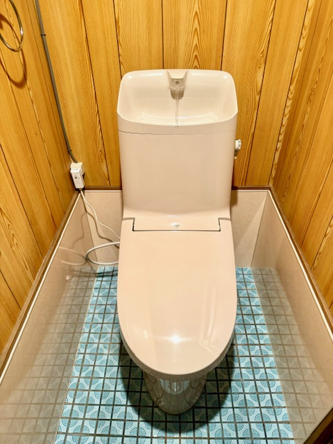 新光堂の節水トイレの導入で水道代を削減、剝がれかけたタイルをパネルに貼替えの施工後の写真1