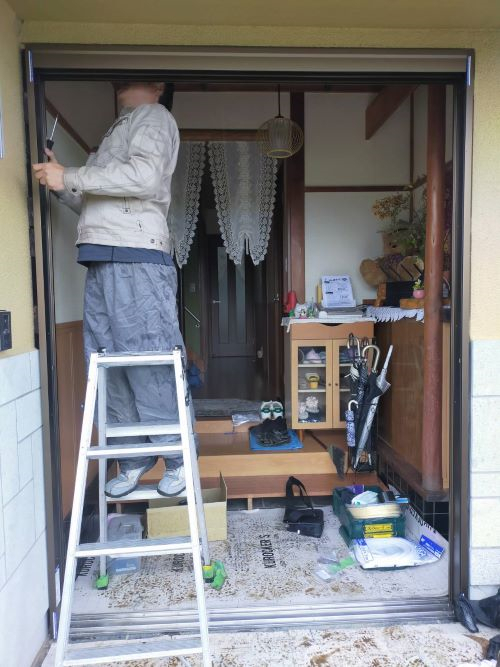 まどありー。本庄本店の埼玉県本庄市　1dayリフォーム玄関ドア引き戸LIXILリシェント工事の施工前の写真2