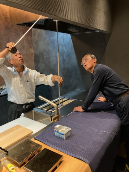 REマド本舗 雲南店の隠れ家的な高級そうな焼き鳥屋さんで、ガラスをはめます！施工事例写真1