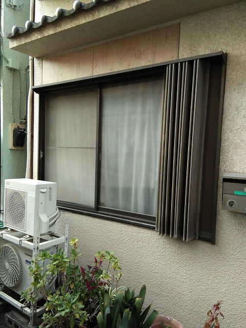 そうぶwindow&doorの【江戸川区】アコーディオン雨戸から手動シャッターに交換工事の施工前の写真1