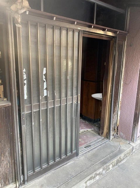 そうぶwindow&doorの【江戸川区】玄関ドアリフォーム　店舗の玄関引戸をリシェント引戸に交換の施工前の写真1