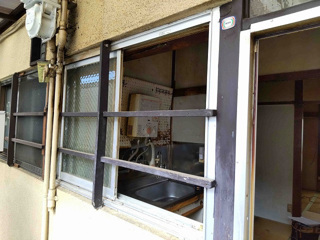 そうぶwindow&doorの【荒川区】窓リフォーム　木製サッシからアルミサッシへ交換の施工前の写真1