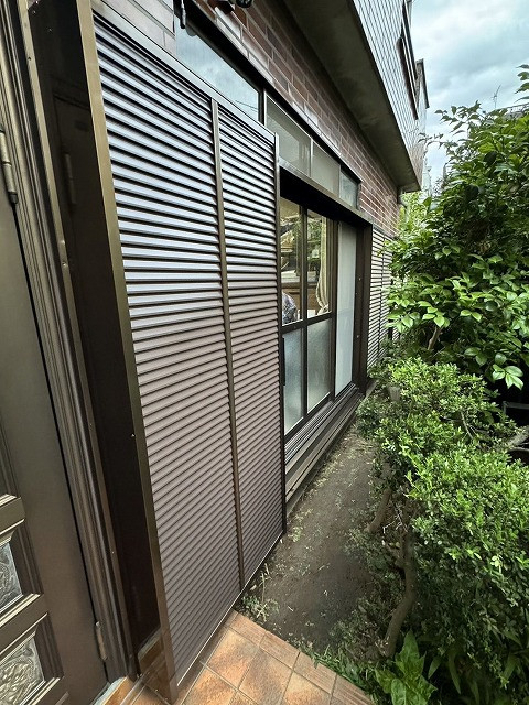 そうぶwindow&doorの【江東区】アコーディオン雨戸から取り換え雨戸に交換  Replacing new shutterの施工後の写真1