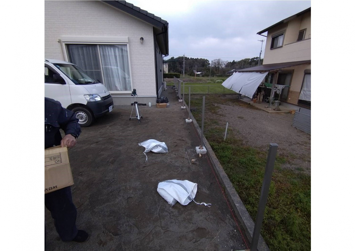 江﨑の【出水市】新築現場に木目色フェンス取付の施工後の写真1