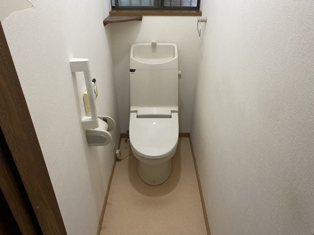 ヤスオ疊店のトイレと内装工事の施工前の写真1