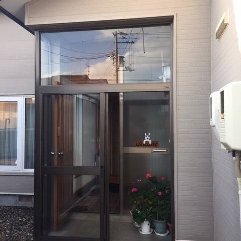 玄関フード 玄関ドアを新しいデザインにしました 施工事例 住まいの工事屋さん マド本舗