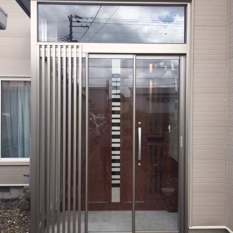 玄関フード 玄関ドアを新しいデザインにしました 施工事例 住まいの工事屋さん マド本舗