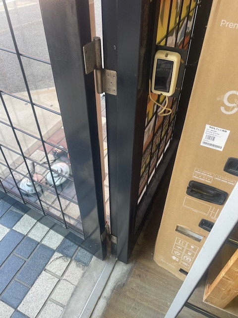 湯浅硝子 名古屋の【開け閉めスムーズ】玄関ドア丁番取替！の施工前の写真2