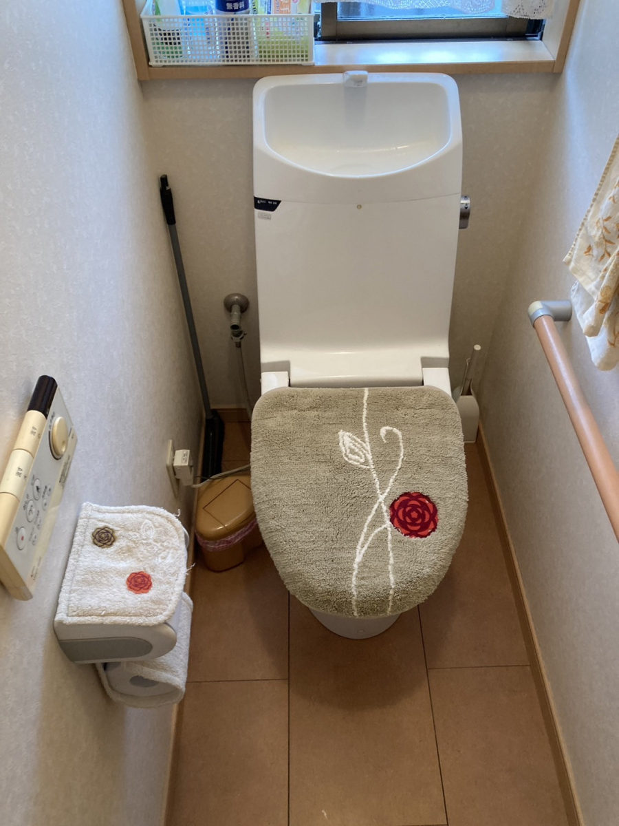 秀和の新しいトイレに変えたいの施工前の写真1