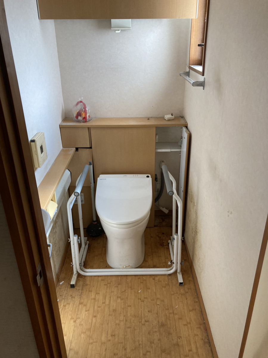 秀和のフルリフォーム第三弾！長年使ってきたトイレも機能面と衛生面を考え交換をご希望でした。の施工前の写真1