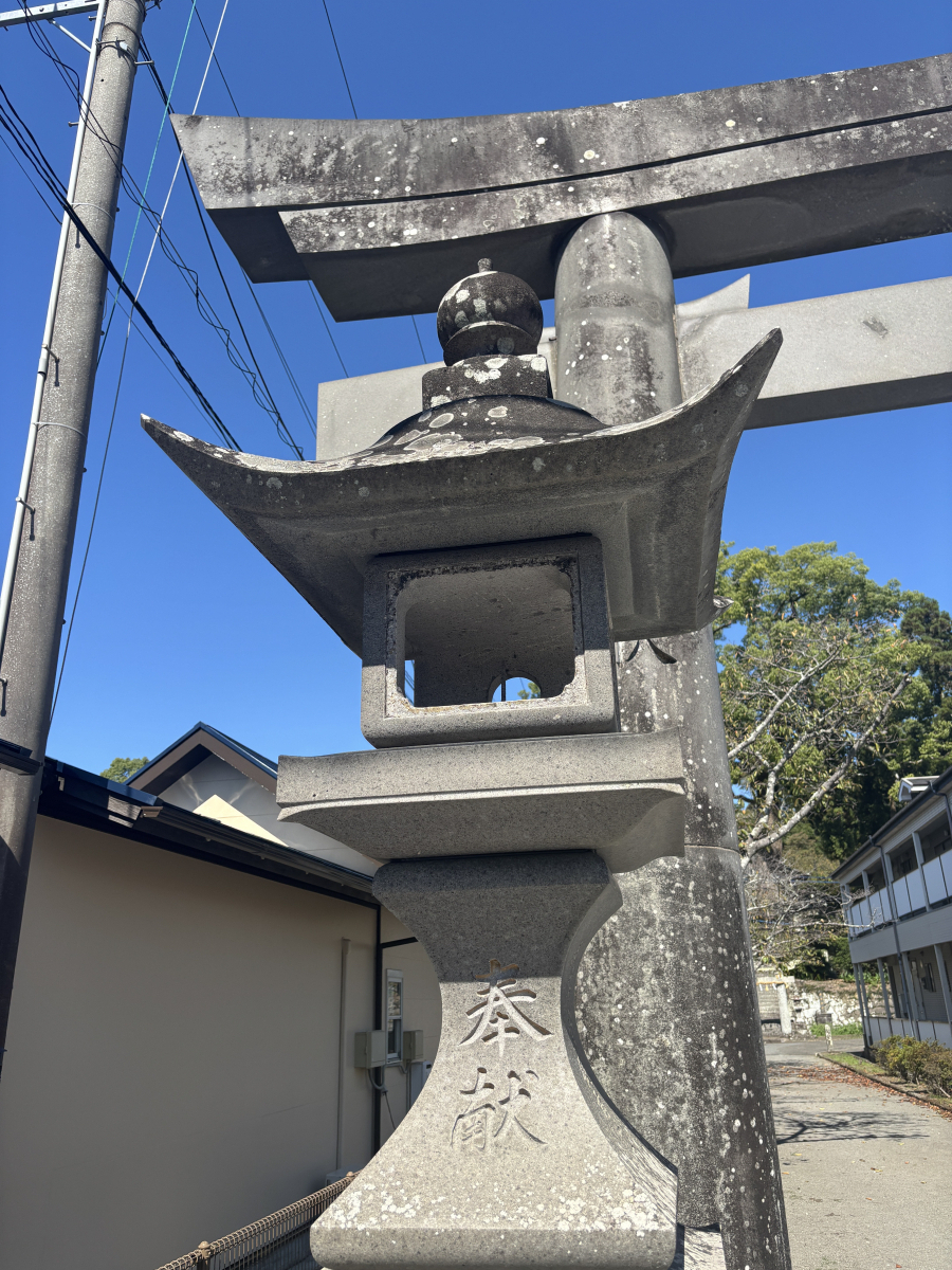 長崎サッシ工業の長崎県東彼杵郡波佐見町　神社　燈篭修繕の施工前の写真1