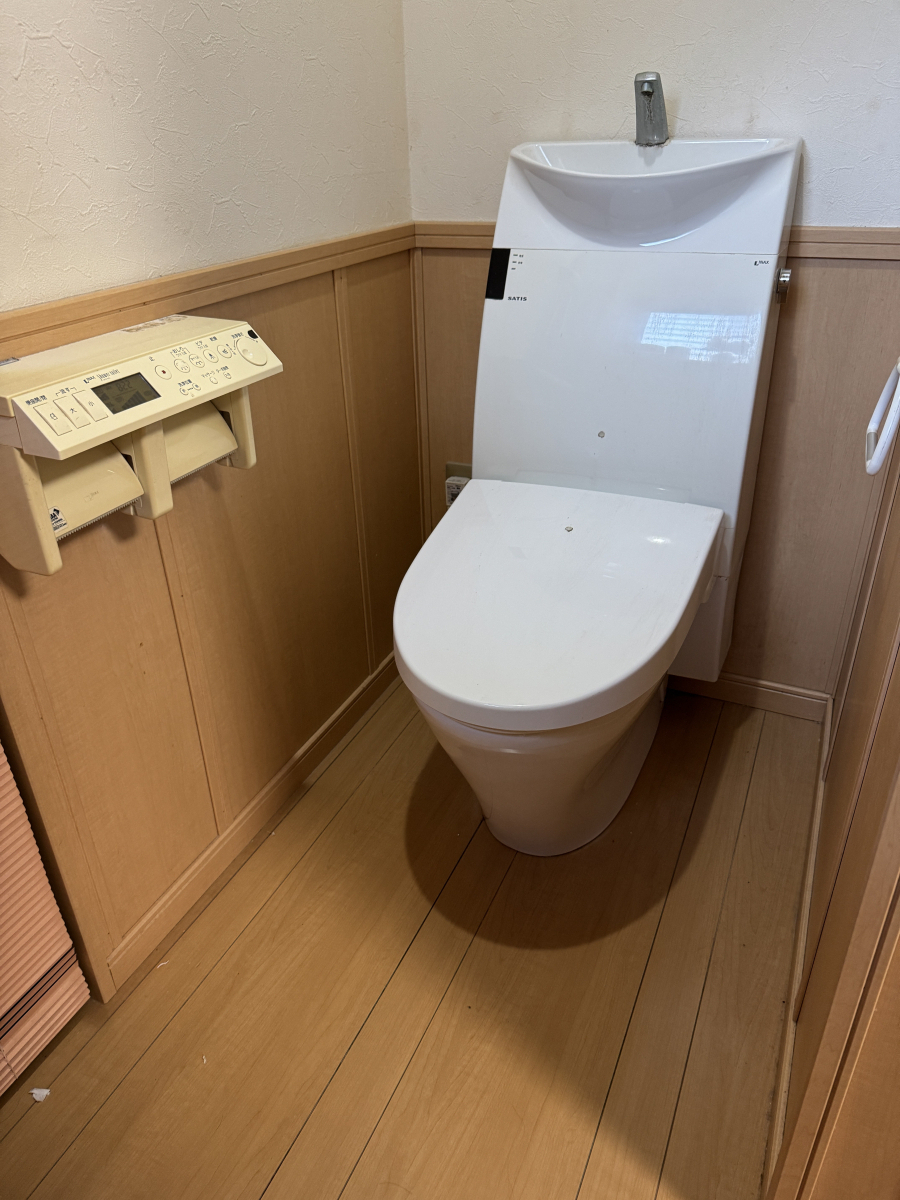 長崎サッシ工業の長崎県東彼杵郡波佐見町　トイレ設置工事の施工前の写真1