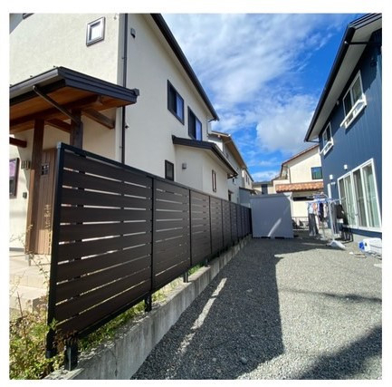 松井トーヨー住建の既存の支柱を利用した目隠しフェンス✨　駐輪場付きの倉庫✨の施工後の写真1