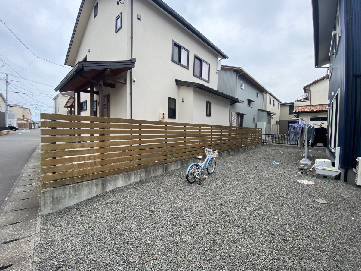 松井トーヨー住建の既存の支柱を利用した目隠しフェンス✨　駐輪場付きの倉庫✨の施工前の写真1