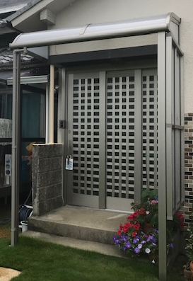 アサオカアルミの【西尾市吉良町】玄関リフォームとテラス屋根・側面パネルの取り付けの施工事例詳細写真2