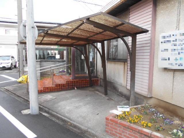 サッシセンターフジイ 名古屋西店の危険な状態のサイクルポートの取り替え／愛知県清須市の施工前の写真1