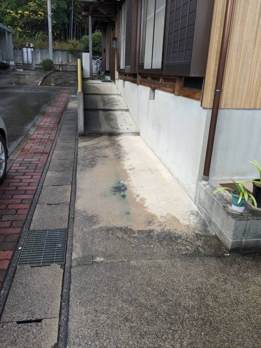 中央アルミ住器の玄関から駐車場までの間に手摺がほしいの施工前の写真1