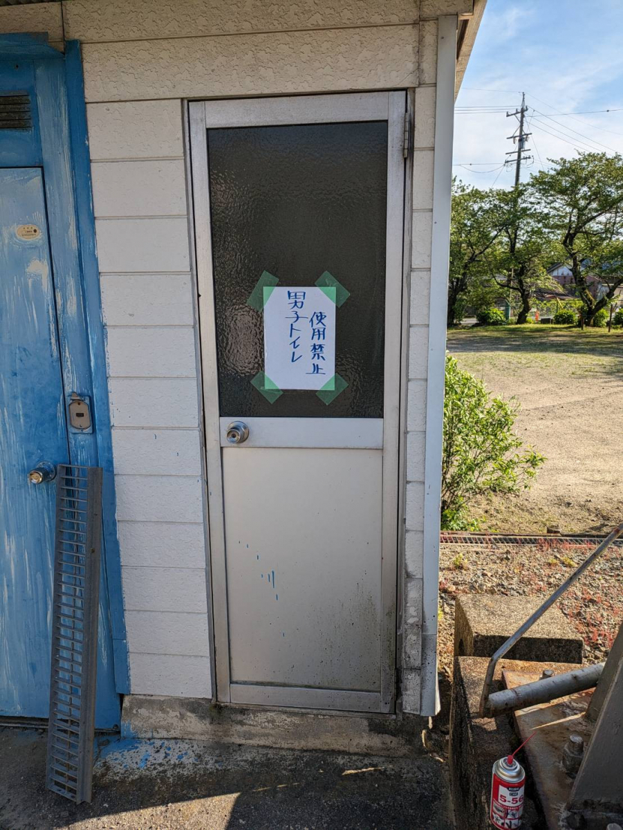 中央アルミ住器の屋外トイレドアの交換の施工前の写真1