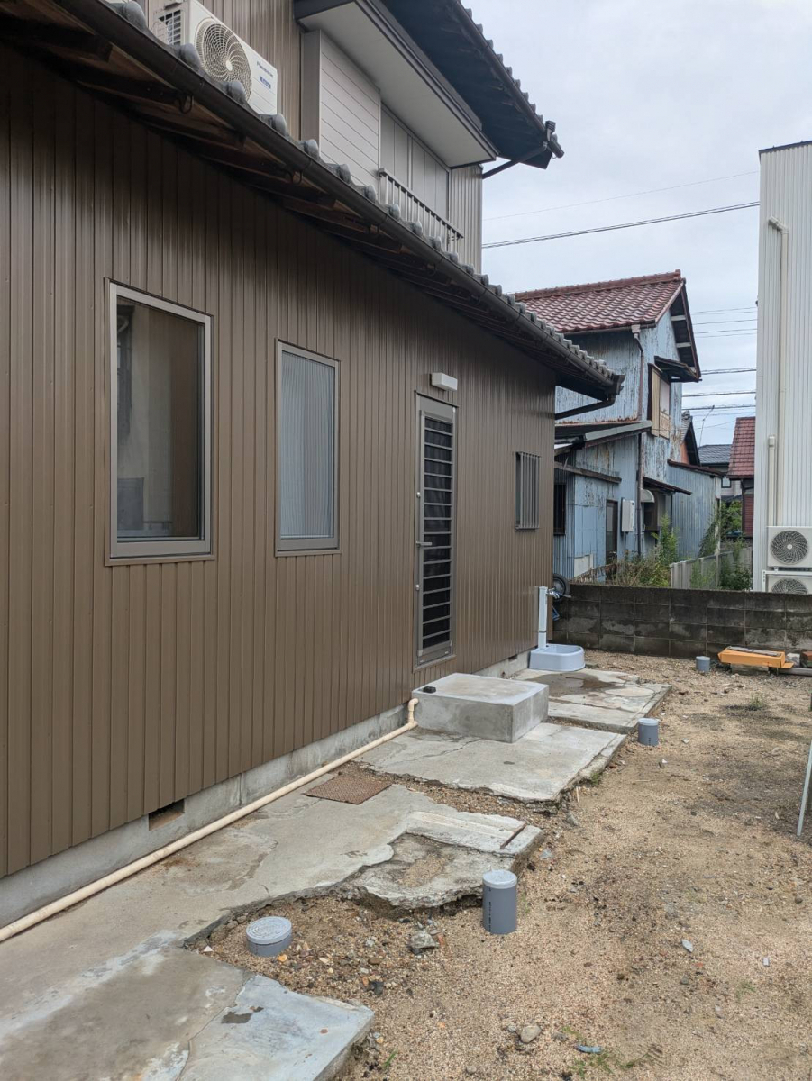 中央アルミ住器のアルミテラス設置工事（四日市市）の施工前の写真1