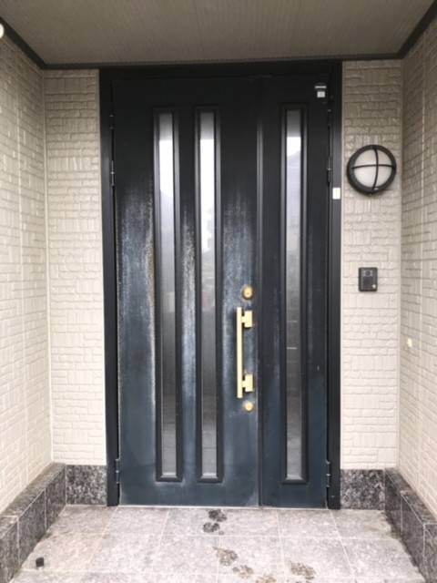 富士トーヨーの玄関の色褪せを劇的変化！！写真をご確認ください。の施工前の写真1