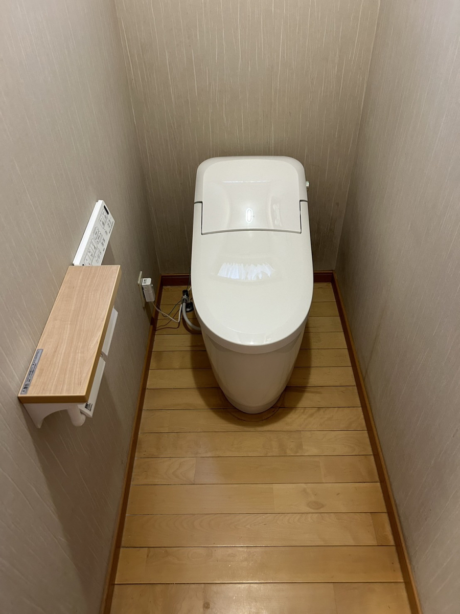 富士トーヨーのトイレをタンクレスにして見た目がスッキリ！の施工後の写真1